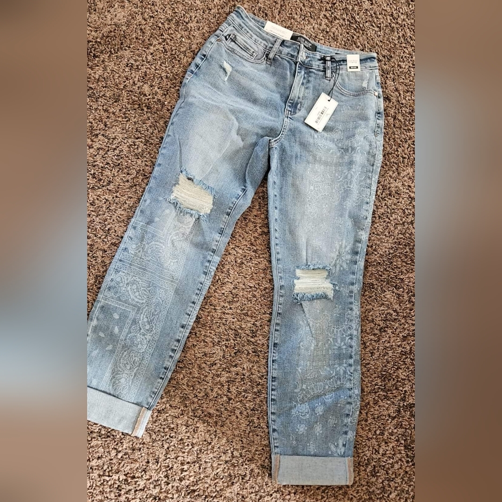 Judy Blue Mid Rise Knee Distressed Boyfriend Fit.